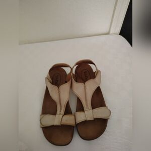 Taos Footwear Women's Tan Sandals